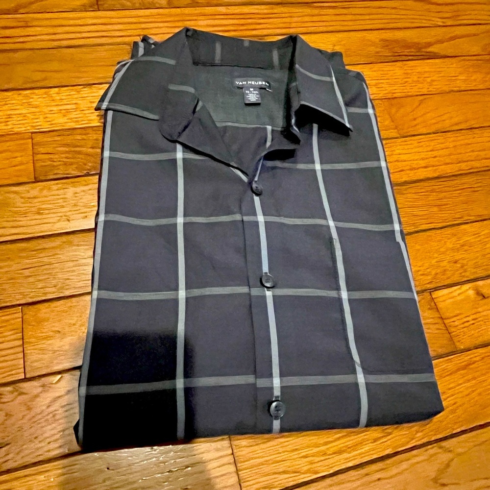 Men’s Van Heusen dress shirt, size medium.